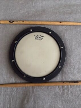 Remo 8" Drumming Practice Pad w/ 2 Sound Percussion 5B Wooden Drumsticks